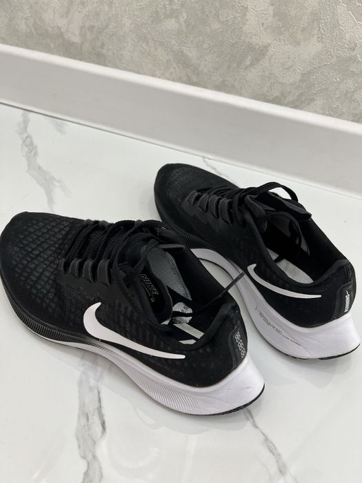 Спортивные кроссовки