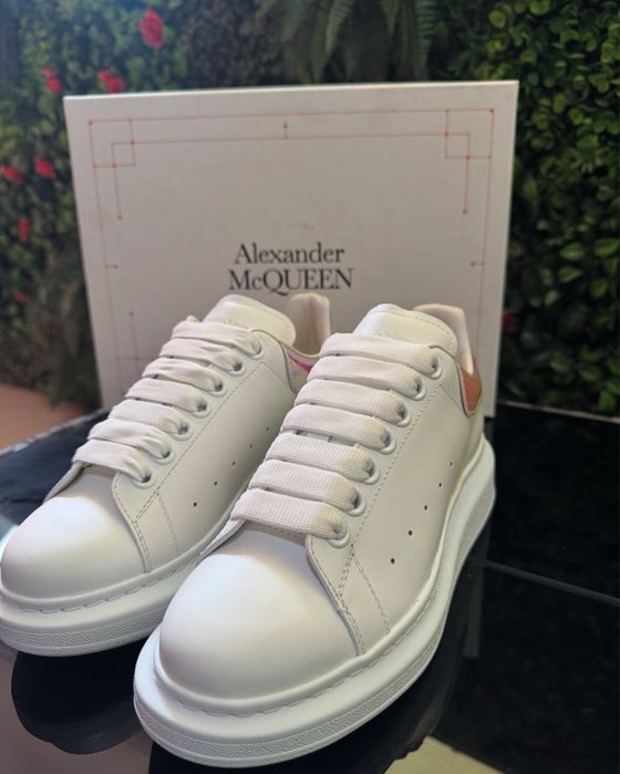 Alexander mcqueen aducem pe comanda