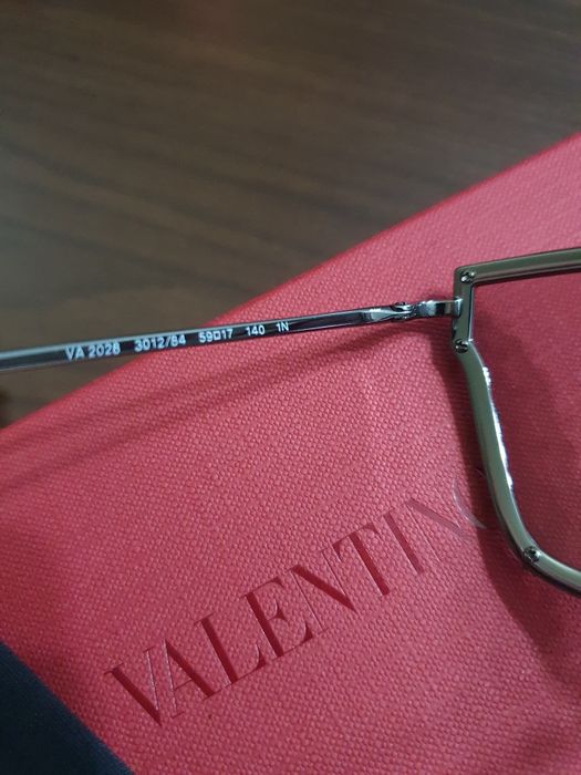 Vand ochelari de soare Valentino