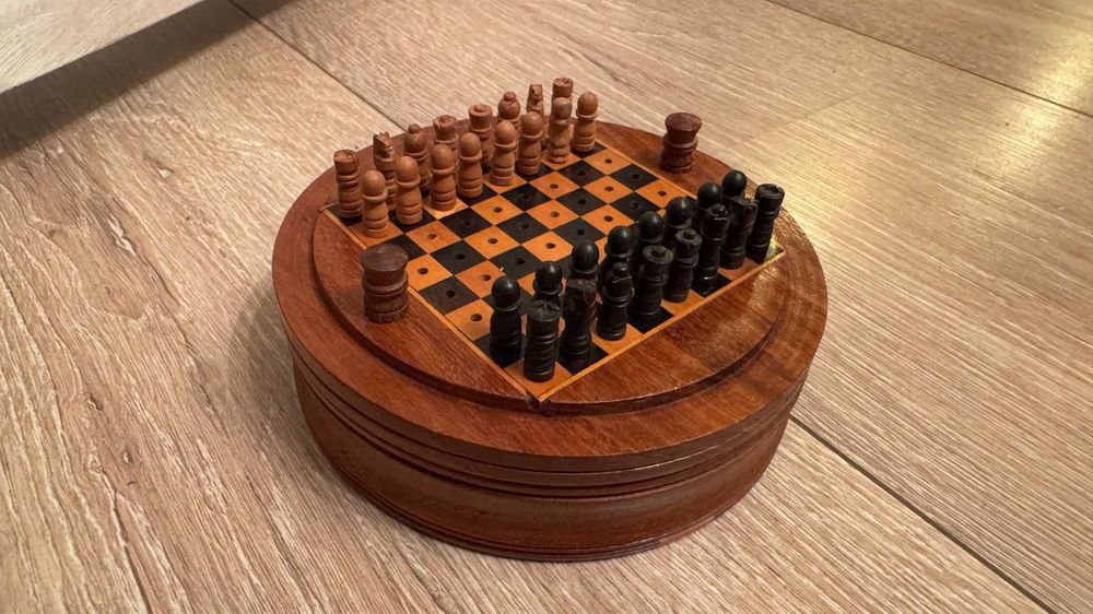 Старинен малък дървен шах, ръчно изработен!