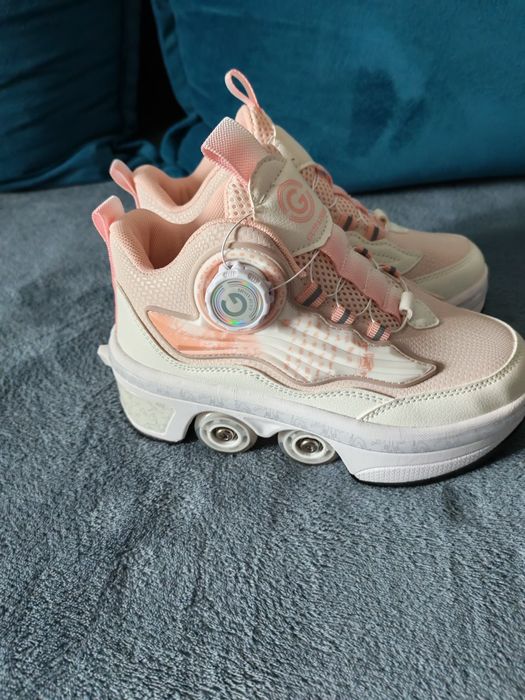 Adidași cu role retractabile