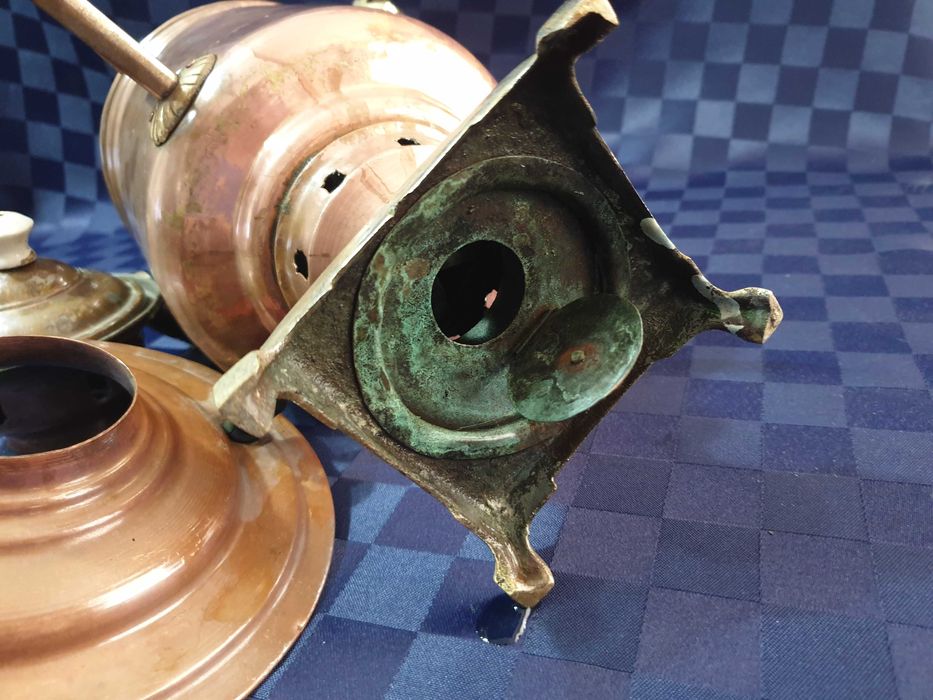 Голям руски имперски самовар и меден самовар на въглища