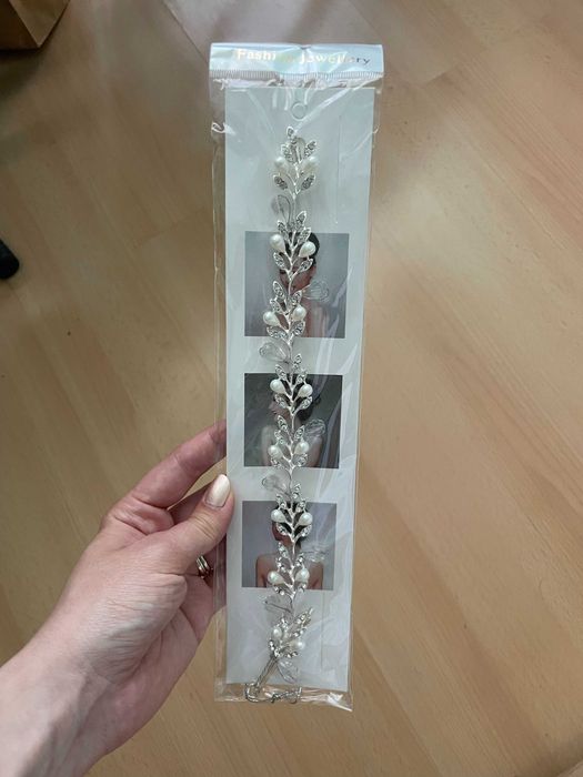 НОВ Аксесоар за коса - Мека диадема с ефектни камъчета