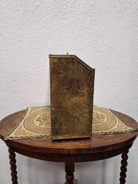 Английска поставка за вестници с месингов обков