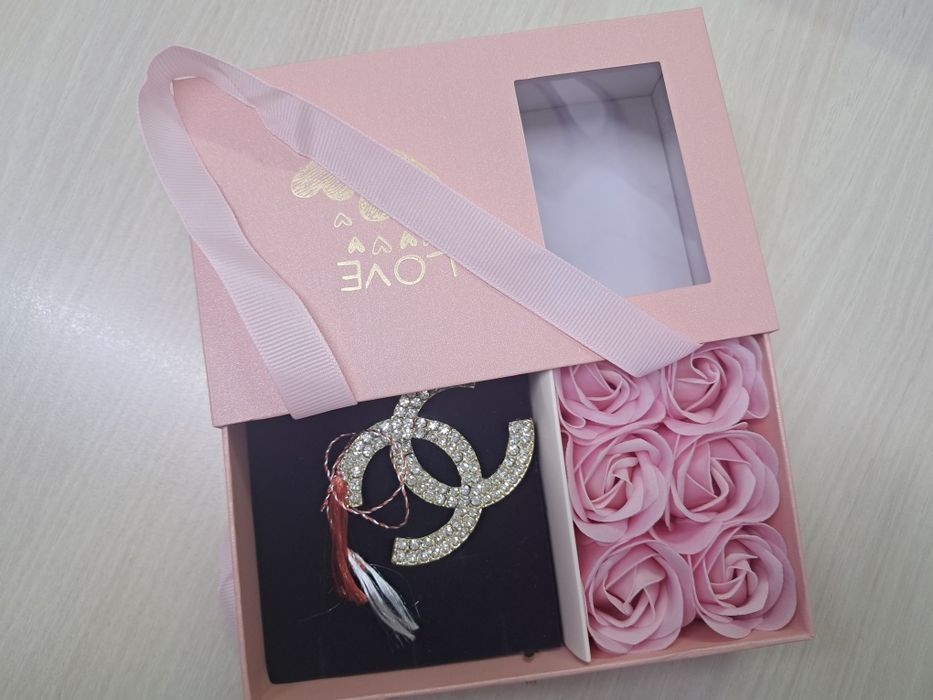 Broșe-mărțișor  în cutie cu 6 trandafiri roz de sapun