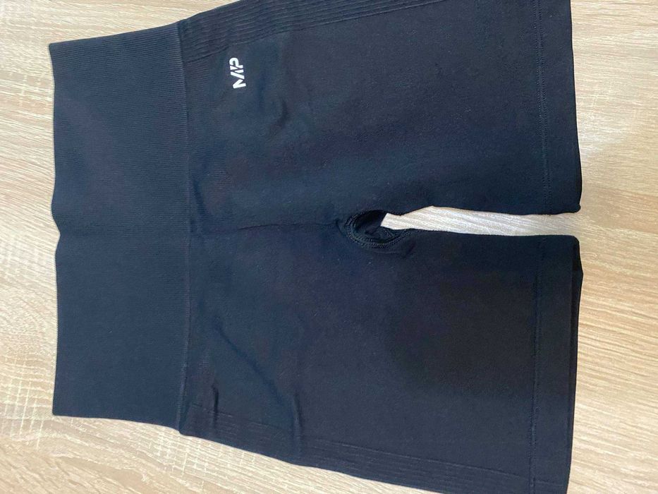 Продавам дамски спортни клинове