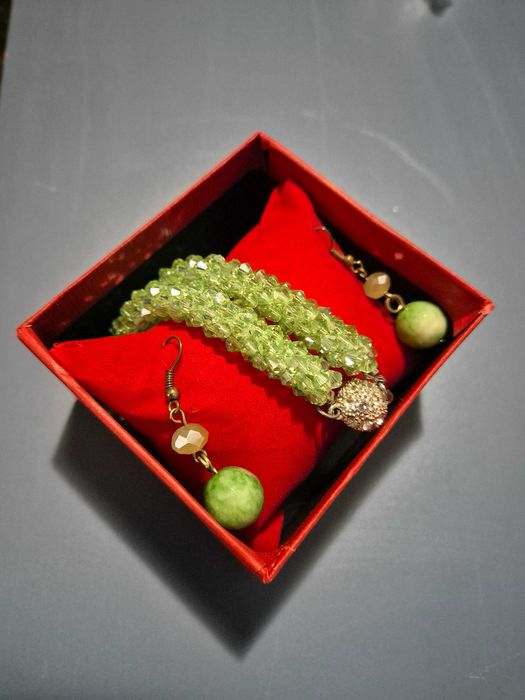 Set de bijuterii, cercei si colier, din piatra semipretioasa - peridot