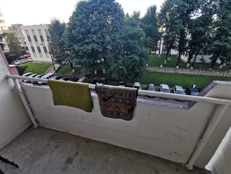 Vand ap. 2 camere decomandant, hol patrat, et. 3 bld. 1848 Dambu