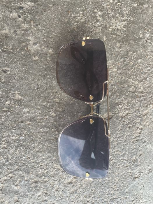 Vănd divese lucruri