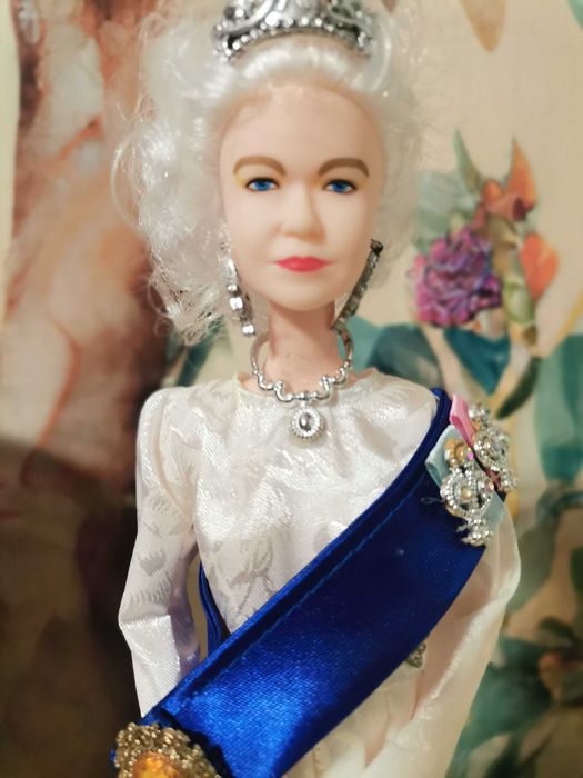 Колекционерска кукла Английска кралица Елизабет II