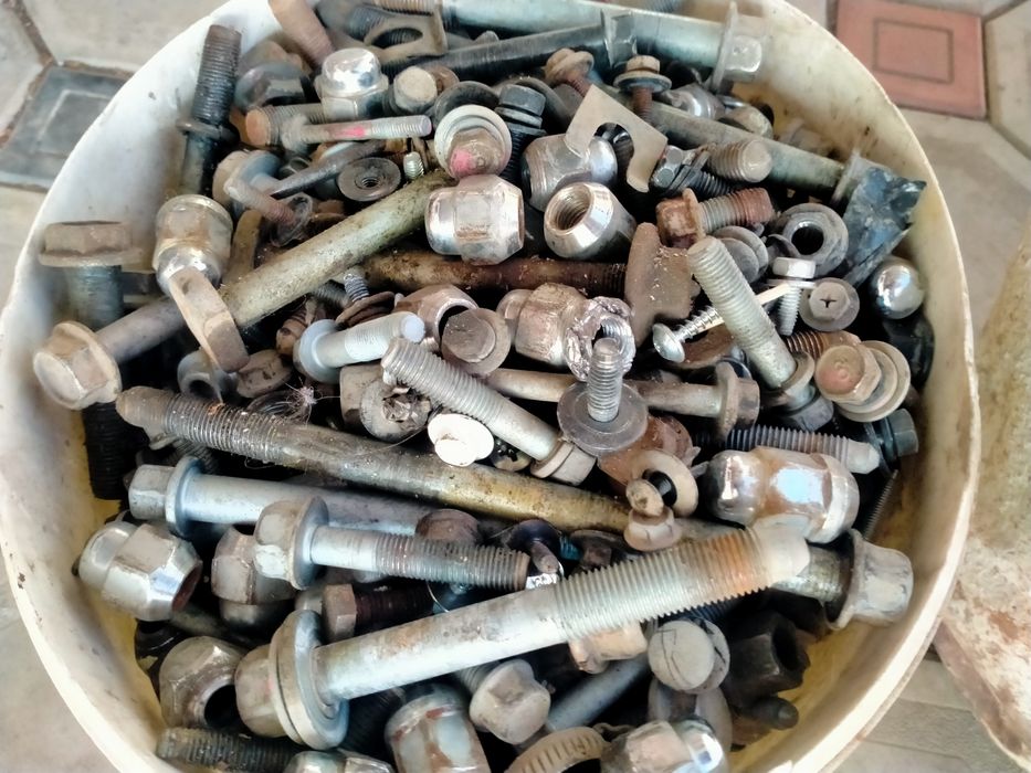 Болты автомобильные