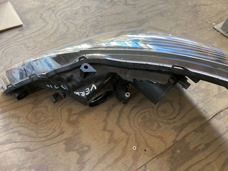 Десен фар за Toyota Verso 13-16.