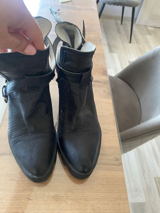 Обувки малко по високи от Джани