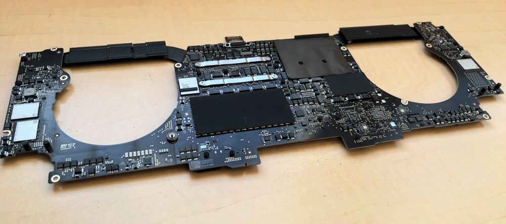Placa Baza Macbook PRO A2141_DEFECTA_pentru PIESE / Intel i9_16GB DDR4_1TB SSD_AMD Radeon PRO 5300M 4GB_+ Radiator