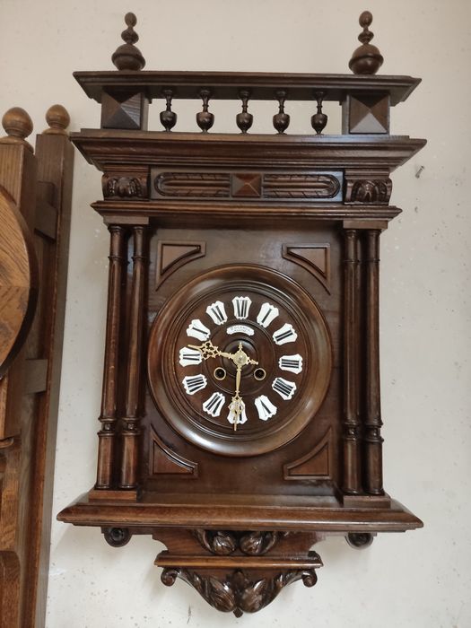 Продавам 2 бр. стенни часовници в колекционерски вид.