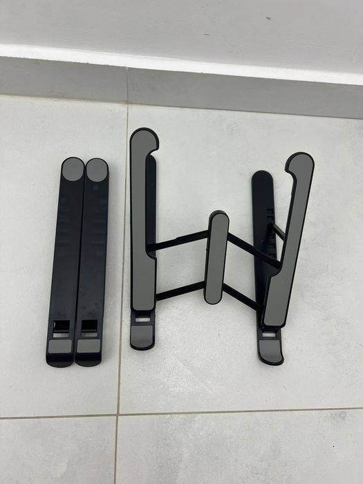 Vand 2 stative pentru tablete, laptop