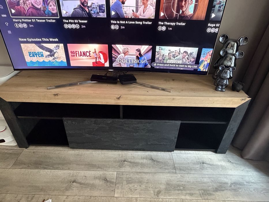 Продавам ТВ шкаф с размери 180 × 42 × 56,5 см.