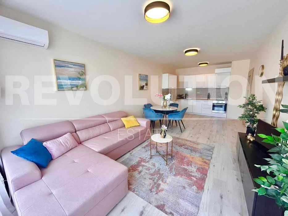 Дава се под наем Двустаен апартамент в Варна, Център - 75 кв.м за 648.21 € - Снимка #1