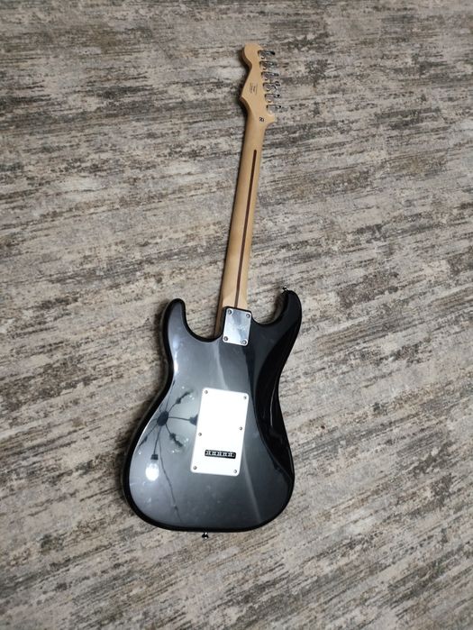 Практически новый Squier stratocaster