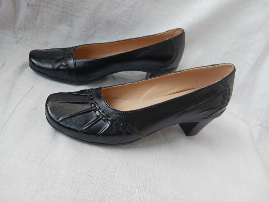 Елегантни нови кожени обувки