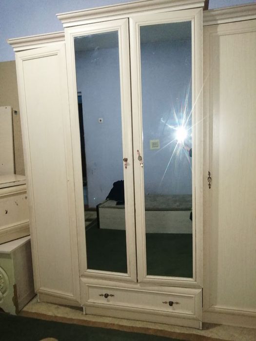 Шкаф .сандик.тумбо.2 одамлик диван (матраси йук) 1одамлик диван сотило