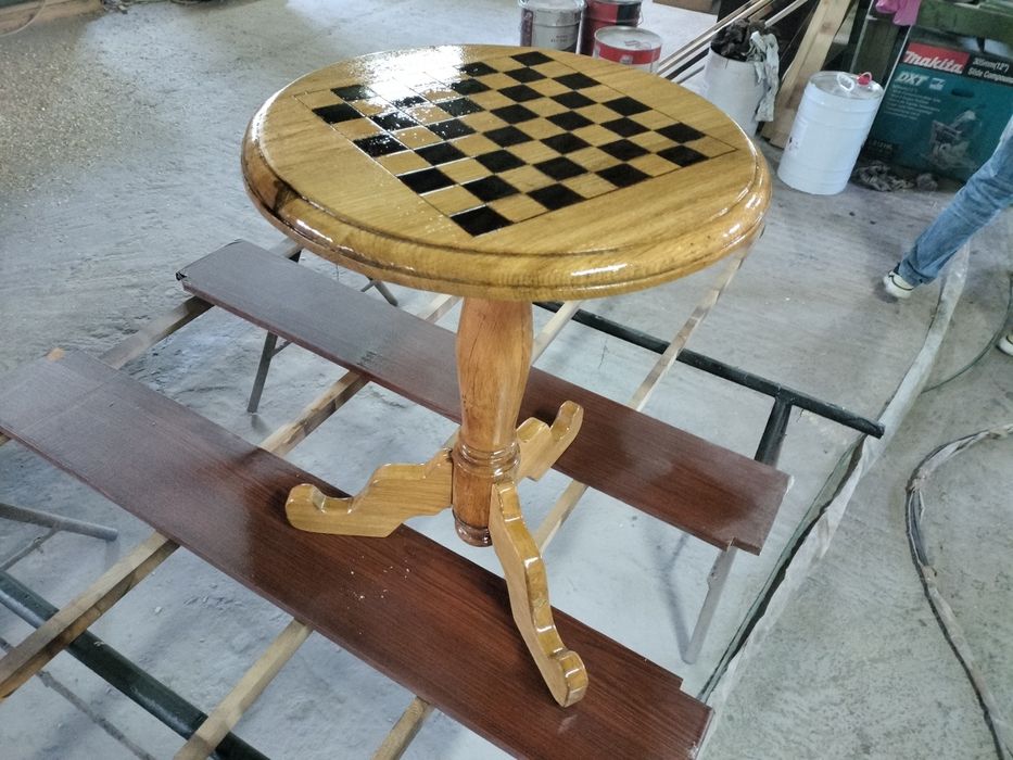 Masa pentru șah din lemn masiv de stejar  , veche , reparată și restaurată .