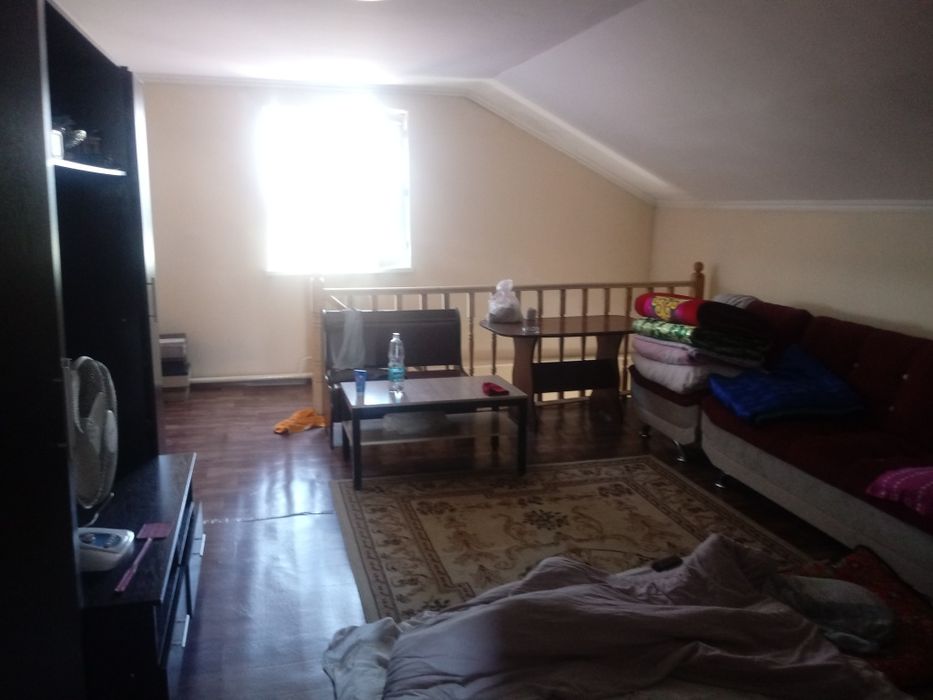 Дом в пригороде с магазином и кафе