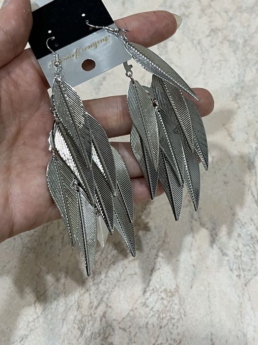 Шикарные серьги серебристого цвета