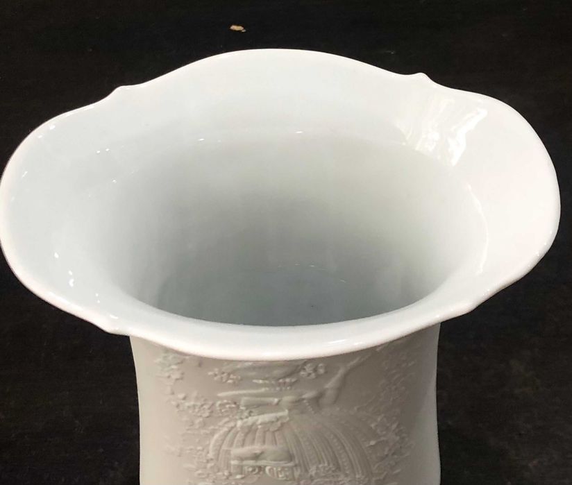 Vaza din portelan bisque Kaiser  W Germany, anii `80.