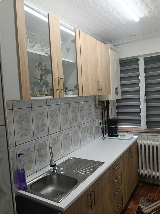 Închiriez apartament cu 2 camere