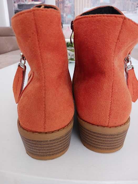 Нови оранжеви, стелка-26см, пише размер 42, но отговарят на 40-29лв