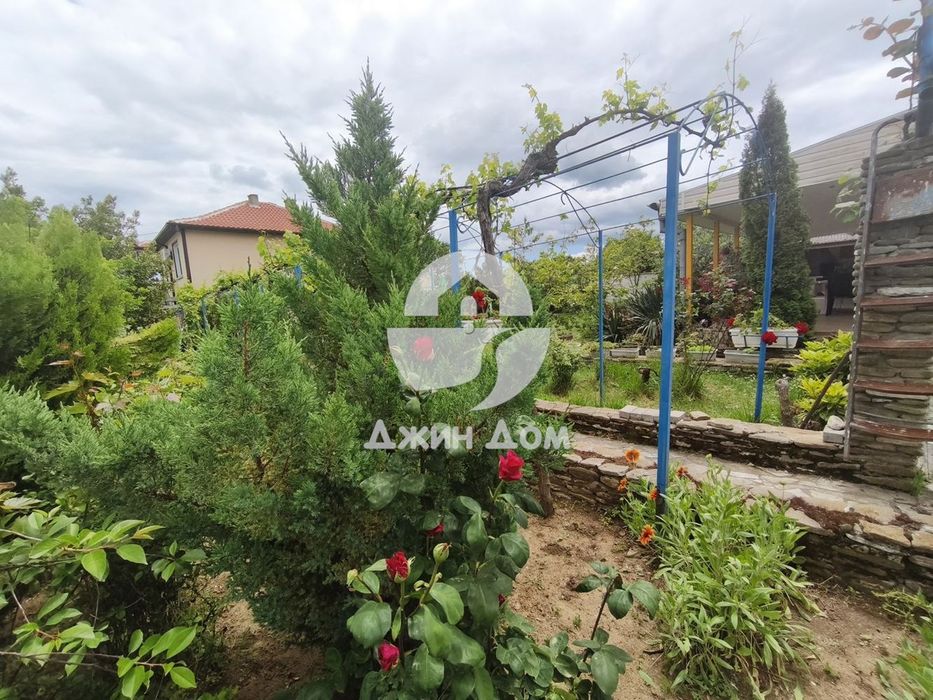 Просторна обзаведена къща с двор в гр. Бяла