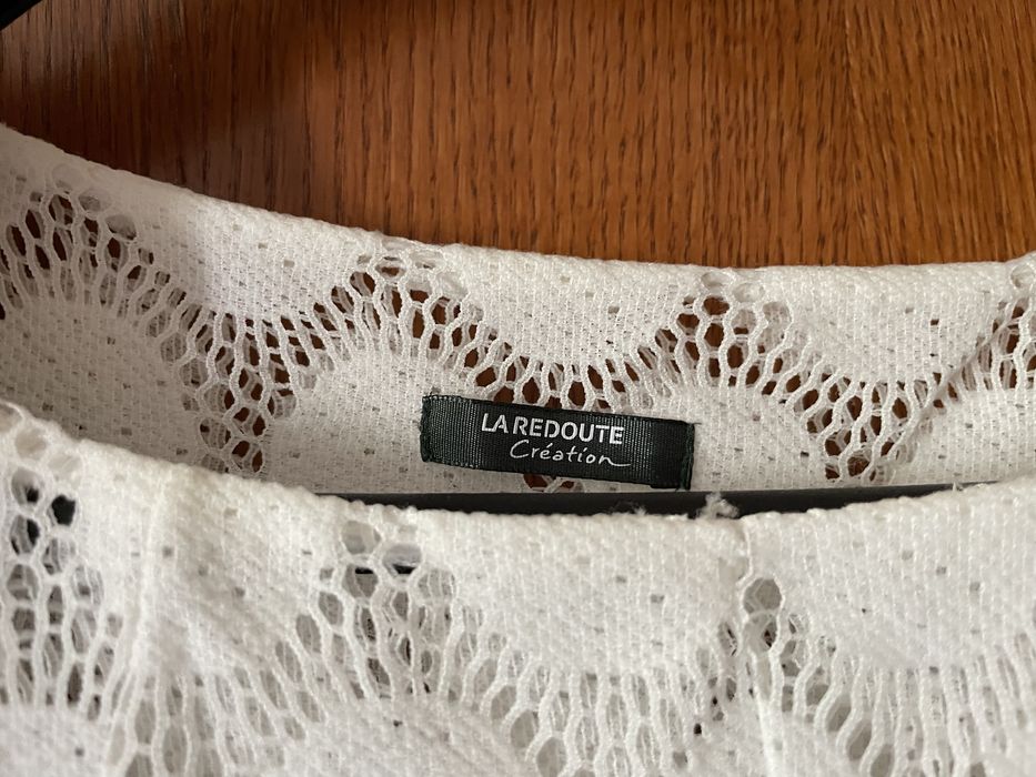 Бяла рокля от нежна памучна дантела