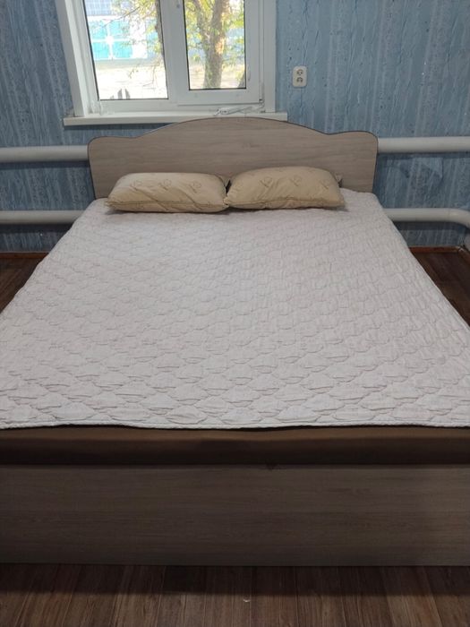 Продам двуспальную кровать с матрасом