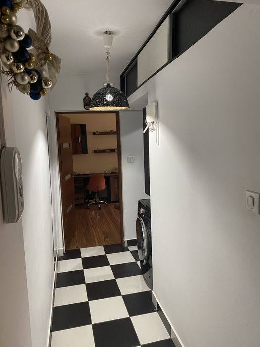 Se închiriază apartament 3 camere, zona PECO, loc de parcare inclus