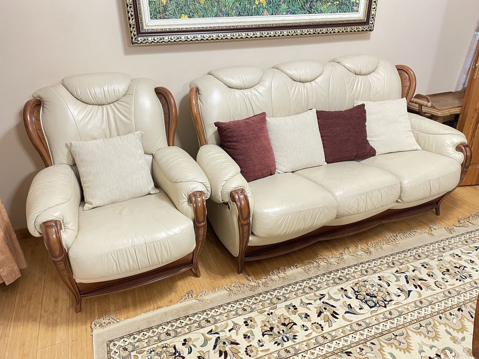 Кожаный диван и 2 кресла