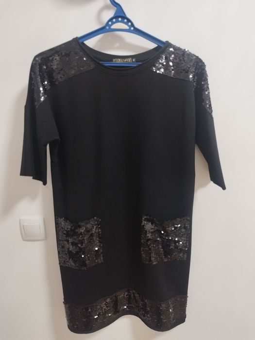 Продам платья и кофты