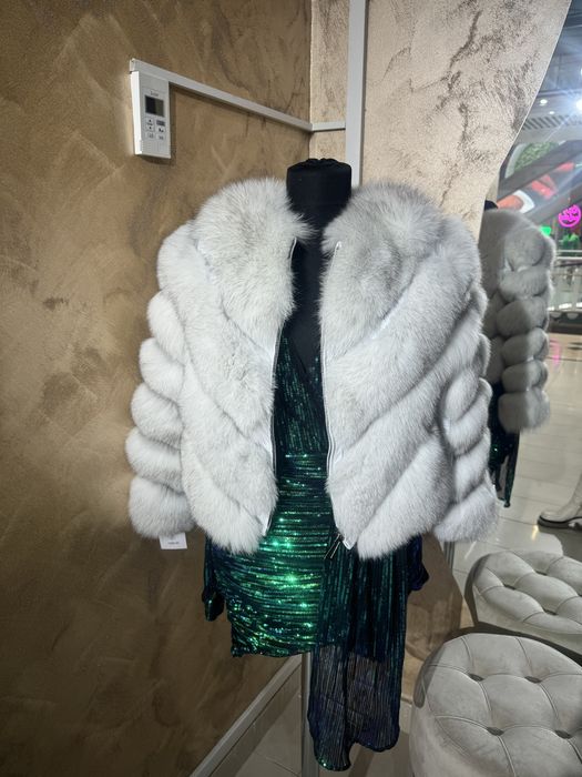 Vand haina din blana de vulpe naturala model in V la 1500 lei