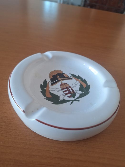 Ceramica veche-Jandarmeria ungureasca Scrumiera lucrata manual semnata Reicher K