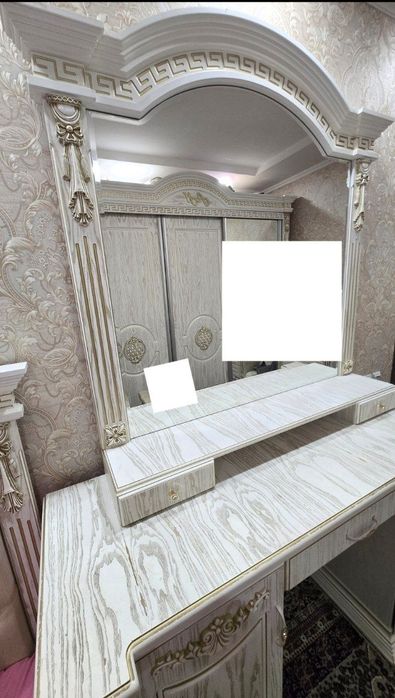 Трюмо с зеркалом