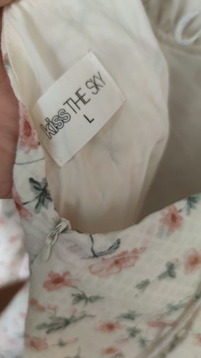 Kiss the sky рокля флорални мотиви/ цветя/ гол гръб/ буфан ръкави