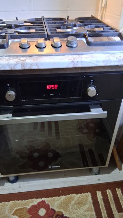 Vind urgent    cuptor electric incorporabil plus plita pe gaz inclusiv dulăpior  toate in perfecta stare de funcționare.