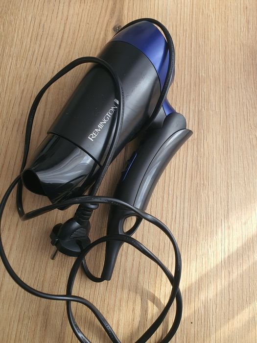 Uscător de păr Remington D2400 – compact, funcționează perfect