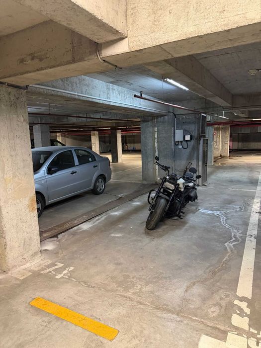 Vand loc parcare cu statie masini electrice in zona Stefan Cel Mare