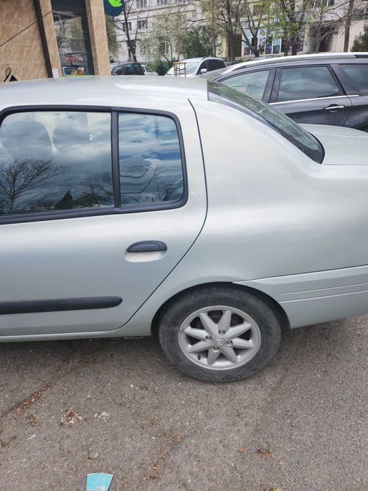 лека кола Рено клио