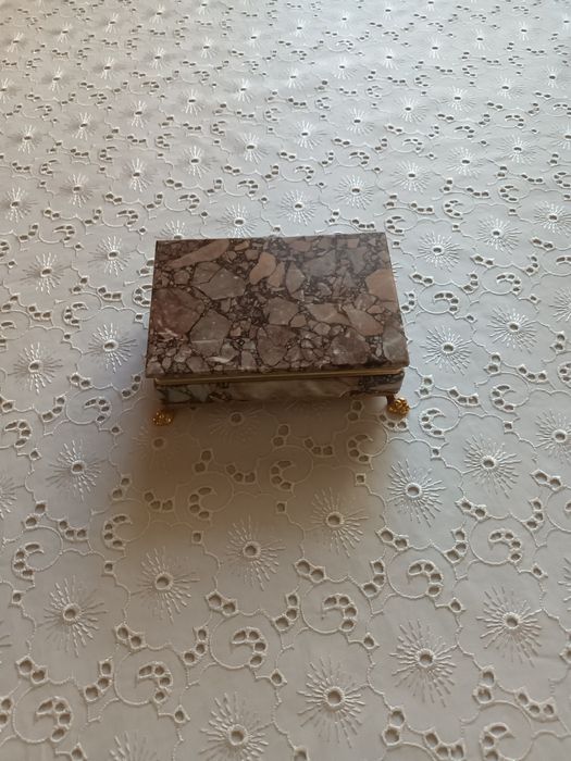 Мраморна кутия за бужута