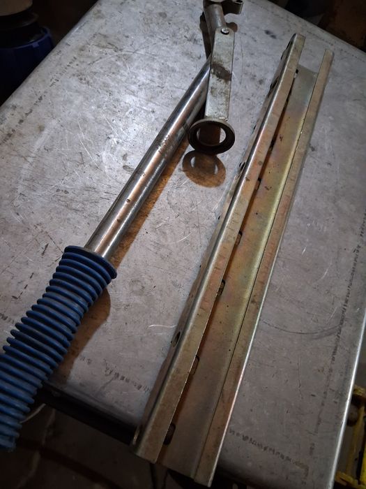 Продаю заводской съемник для разсухарование клапанов