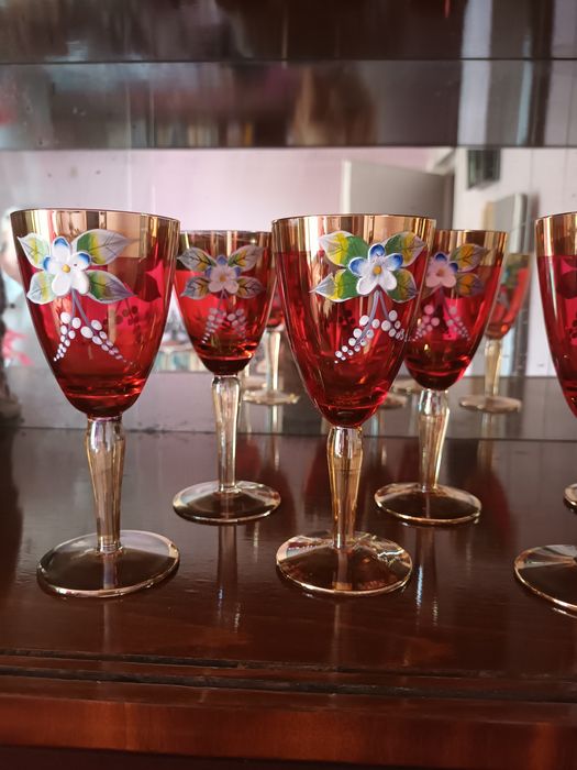Pahare și decantor rubin pictat