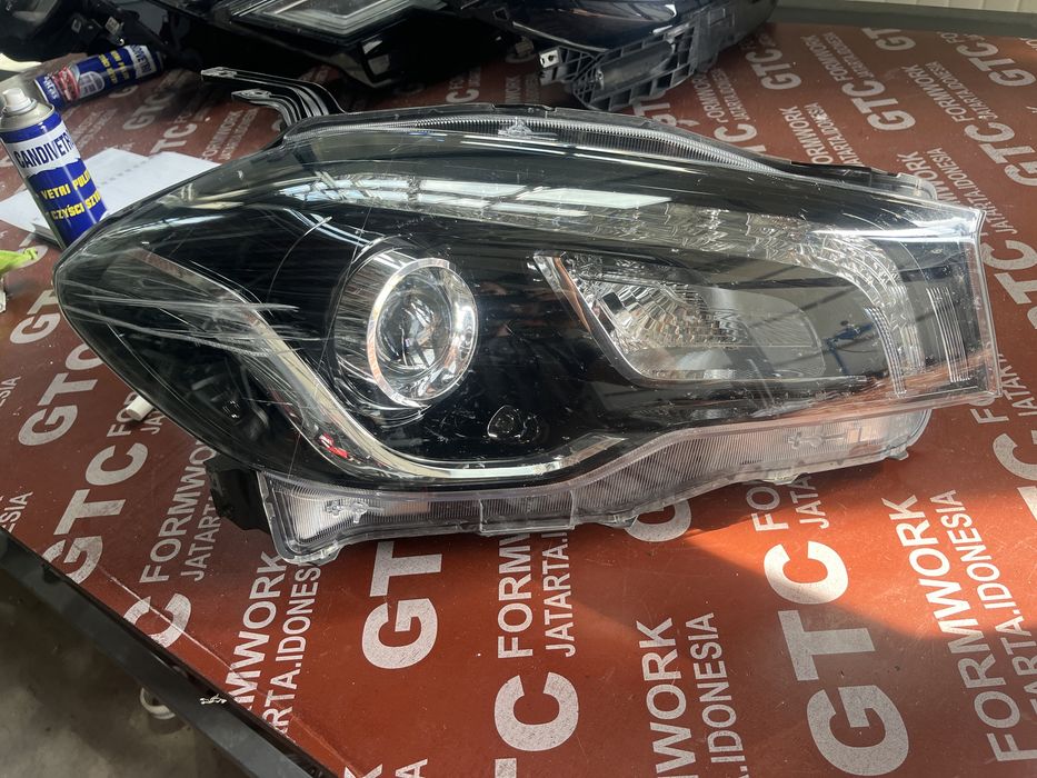 3 броя десен и 2 брой ляв фар Suzuki SX4 S Cross 2013-