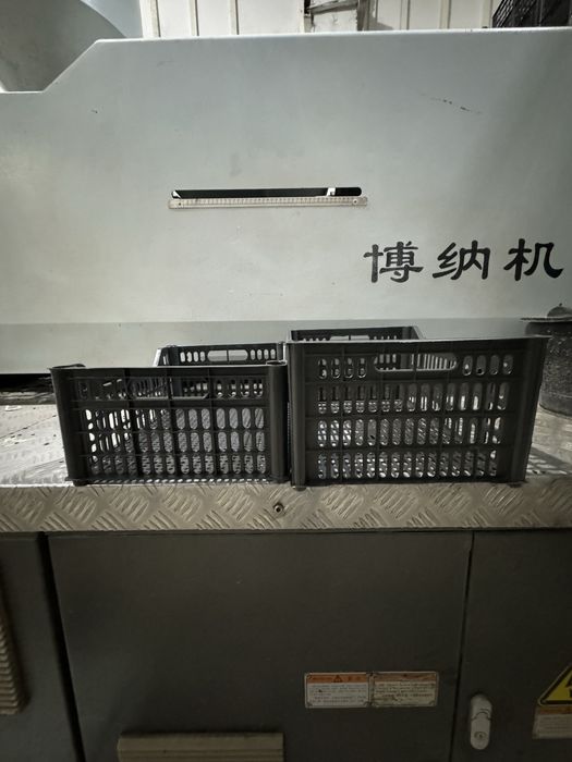 Yashiklar plastik harxil razmerda